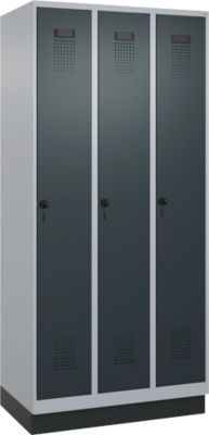 Kleiderspind C+P Evolo Plus, 3 Abteile, 300 mm Abteilbreite, mit Sockel, Anschlag rechts, B 900 x T 500 x H 1950 mm, Drehriegel, weißaluminium/anthrazitgrau