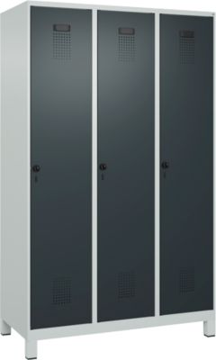 Kleiderspind C+P Evolo Plus, 3 Abteile, 400 mm Abteilbreite, mit Füßen, Anschlag rechts, B 1200 x T 500 x H 1950 mm, Drehriegel, lichtgrau/anthrazitgrau