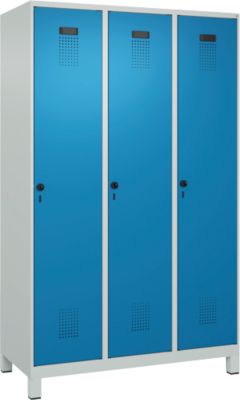 Kleiderspind C+P Evolo Plus, 3 Abteile, 400 mm Abteilbreite, mit Füßen, Anschlag rechts, B 1200 x T 500 x H 1950 mm, Drehriegel, lichtgrau/lichtblau