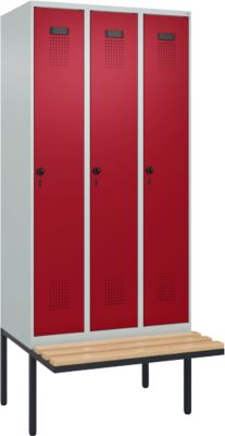 Kleiderspind C+P Evolo Plus, 3 Abteile à 300 mm Breite, schwebende Sitzbank, B 900 x T 815 x H 2120 mm, Drehriegel, lichtgrau/rubinrot
