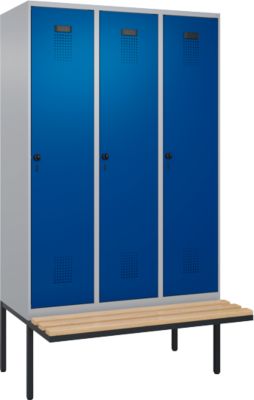 Kleiderspind C+P Evolo Plus, 3 Abteile à 400 mm Breite, schwebende Sitzbank, B 1200 x T 815 x H 2120 mm, Drehriegel, weißaluminium/enzianblau