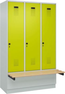 Kleiderspind C+P Evolo Plus, 3 Abteile à 400 mm Breite, Sockel, schwebende Sitzbank, B 1200 x T 815 x H 1950 mm, Drehriegel, lichtgrau/clowngrün