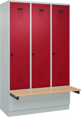 Kleiderspind C+P Evolo Plus, 3 Abteile à 400 mm Breite, Sockel, schwebende Sitzbank, B 1200 x T 815 x H 1950 mm, Drehriegel, lichtgrau/rubinrot