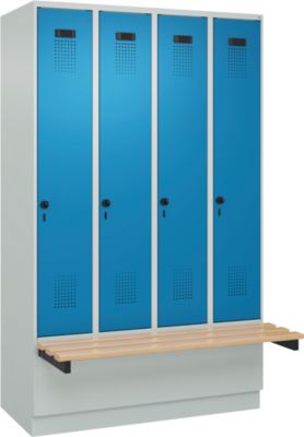 Kleiderspind C+P Evolo Plus, 4 Abteile à 300 mm Breite, Sockel, schwebende Sitzbank, B 1200 x T 815 x H 1950 mm, Drehriegel, lichtgrau/lichtblau