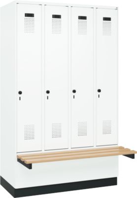 Kleiderspind C+P Evolo Plus, 4 Abteile à 300 mm Breite, Sockel, schwebende Sitzbank, B 1200 x T 815 x H 1950 mm, Drehriegel, verkehrsweiß/verkehrsweiß