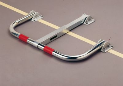Parksperre Mottez B307C, klappbar, abschließbar, automatische Verriegelung, mit 2 roten Markierungsbändern, Bodenmontage, Stahrohr, silber-rot