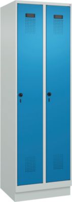 Vestiaire C+P Evolo Plus, 2 compartiments, largeur de compartiment 300 mm, avec socle, butée à droite, verrou rotatif de sécurité, butée Soft, anti-effraction, L 600 x P 500 x H 1950 mm, gris clair RAL 7035/bleu clair RAL 5012