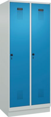Vestiaire C+P Evolo Plus, 2 compartiments, largeur des compartiments 400 mm, avec socle, charnières à droite, L 800 x P 500 x H 1950 mm, verrou rotatif, gris clair/bleu clair