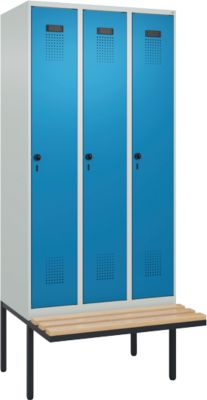 Vestiaire C+P Evolo Plus, 3 compartiments de 300 mm de large, banquette flottante, L 900 x P 815 x H 2120 mm, loquet rotatif, gris clair/bleu clair