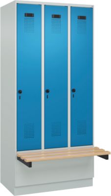 Vestiaire C+P Evolo Plus, 3 compartiments de 300 mm de large, socle, banquette flottante, L 900 x P 815 x H 1950 mm, loquet rotatif, gris clair/bleu clair