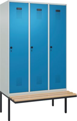 Vestiaire C+P Evolo Plus, 3 compartiments de 400 mm de large, banquette flottante, L 1200 x P 815 x H 2120 mm, verrou tournant, gris clair/bleu clair