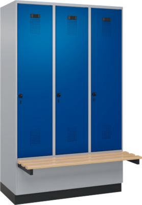 Vestiaire C+P Evolo Plus, 3 compartiments de 400 mm de large, socle, banc flottant, L 1200 x P 815 x H 1950 mm, verrou rotatif, aluminium blanc/bleu gentiane