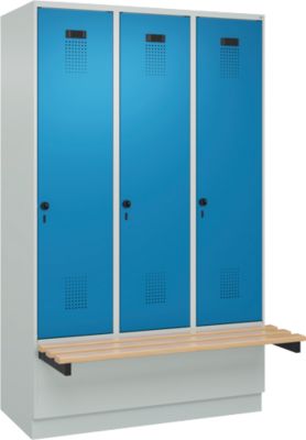 Vestiaire C+P Evolo Plus, 3 compartiments de 400 mm de large, socle, banquette flottante, L 1200 x P 815 x H 1950 mm, loquet rotatif, gris clair/bleu clair