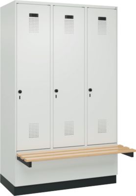 Vestiaire C+P Evolo Plus, 3 compartiments de 400 mm de large, socle, banquette flottante, L 1200 x P 815 x H 1950 mm, loquet rotatif, gris clair/gris clair