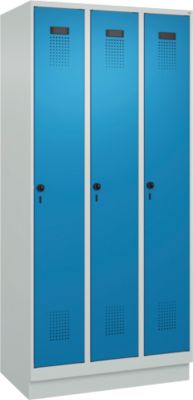 Vestiaire C+P Evolo Plus, 3 compartiments, largeur de compartiment 300 mm, avec socle, butée à droite, butée Soft, anti-effraction, L 900 x P 500 x H 1950 mm, fermeture de sécurité à pêne rotatif, gris clair RAL 7035/bleu clair RAL 5012