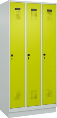 Vestiaire C+P Evolo Plus, 3 compartiments, largeur de compartiment 300 mm, avec socle, butée à droite, butée Soft, anti-effraction, L 900 x P 500 x H 1950 mm, fermeture de sécurité à pêne rotatif, gris clair RAL 7035/vert clown RAL 1108060