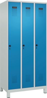 Vestiaire C+P Evolo Plus, 3 compartiments, largeur des compartiments 300 mm, avec pieds, verrou rotatif, L 900 x P 500 x H 1950 mm, gris clair/bleu clair