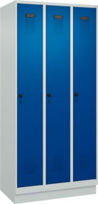 Vestiaire C+P Evolo Plus, 3 compartiments, largeur des compartiments 300 mm, avec socle, butée à droite, butée Soft, anti-effraction, L 900 x P 500 x H 1950 mm, fermeture de sécurité à pêne rotatif, gris clair RAL 7035/bleu enzyme RAL 5010