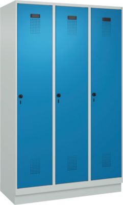 Vestiaire C+P Evolo Plus, 3 compartiments, largeur des compartiments 400 mm, avec socle, charnières à droite, L 1200 x P 500 x H 1950 mm, verrou rotatif, gris clair/bleu clair