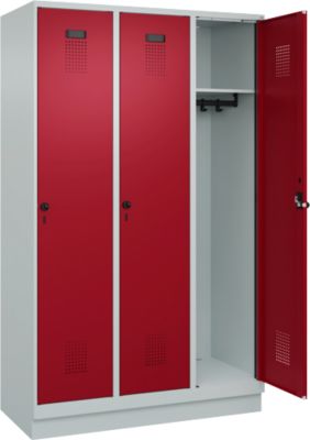 Vestiaire C+P Evolo Plus, 3 compartiments, largeur des compartiments 400 mm, avec socle, charnières à droite, L 1200 x P 500 x H 1950 mm, verrou rotatif, gris clair/rouge rubis