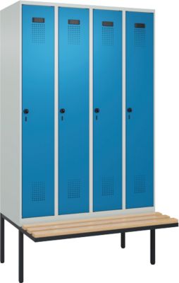 Vestiaire C+P Evolo Plus, 4 compartiments de 300 mm de large, banquette flottante, L 1200 x P 815 x H 2120 mm, loquet rotatif, gris clair/bleu clair