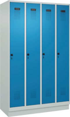 Vestiaire C+P Evolo Plus, 4 compartiments, largeur de compartiment 300 mm, avec socle, butée à droite, butée Soft, anti-effraction, L 1200 x P 500 x H 1950 mm, fermeture de sécurité à pêne rotatif, gris clair RAL 7035/bleu clair RAL 5012