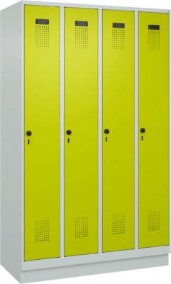 Vestiaire C+P Evolo Plus, 4 compartiments, largeur de compartiment 300 mm, avec socle, butée à droite, butée Soft, anti-effraction, L 1200 x P 500 x H 1950 mm, fermeture de sécurité à pêne rotatif, gris clair RAL 7035/vert clown RAL 1108060