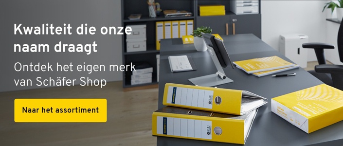 Gele kantoorbenodigdheden van het merk Schäfer Shop ligt op een donkergrijs bureau. Tekst: Kwalteit die onze naam draagt. Ontdek het eigen merk van Schäfer Shop. Naar het assortiment