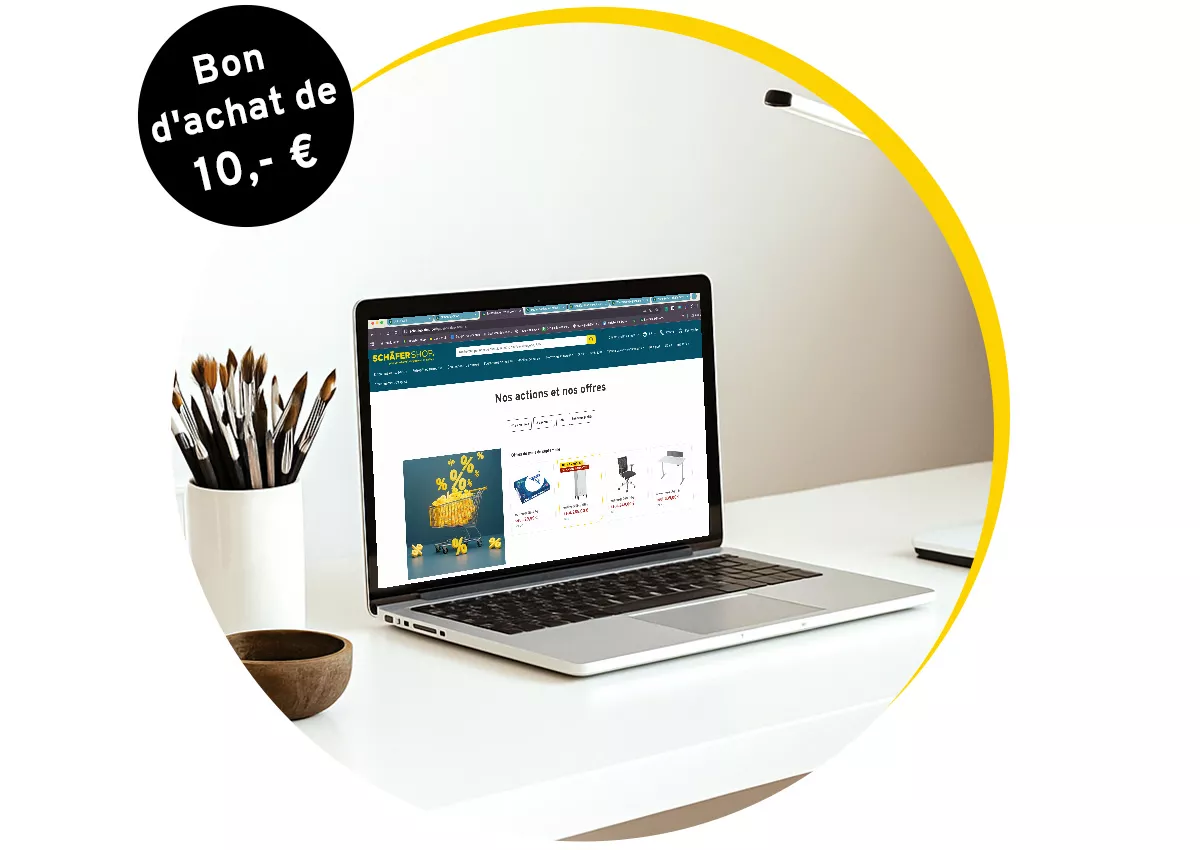 Ordinateur portable sur un bureau avec une page web ouverte et une mention « bon d'achat de 10 euros » en haut à gauche.