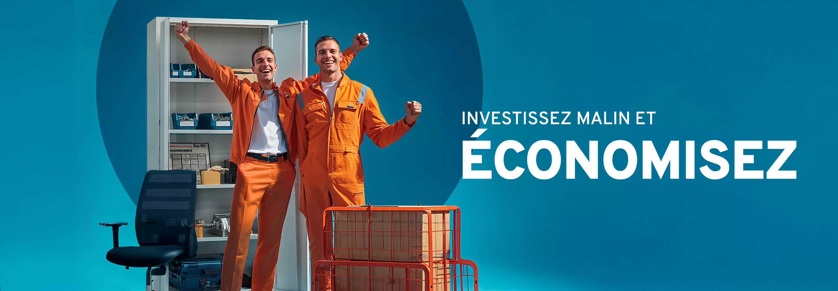 Deux collègues en tenue de travail orange se tiennent devant une armoire en acier ouverte contenant des boîtes à outils et de rangement, et ils jubilent.