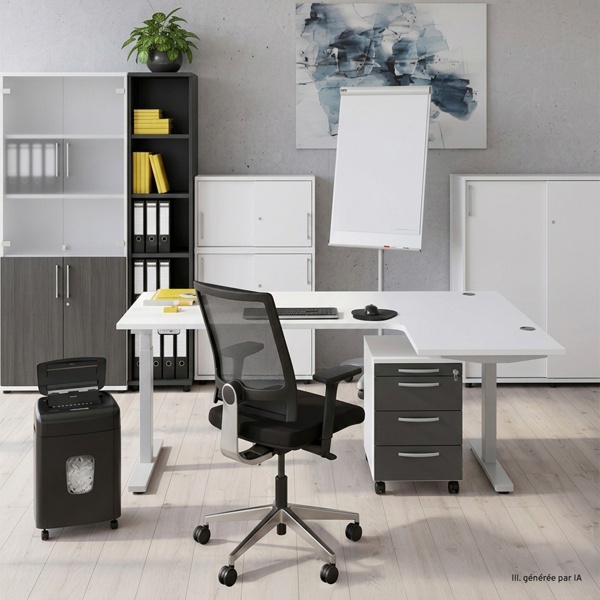 Un aménagement de bureau composé d'un bureau, du siège de bureau, d'armoires et de blocs-tiroirs en blanc
