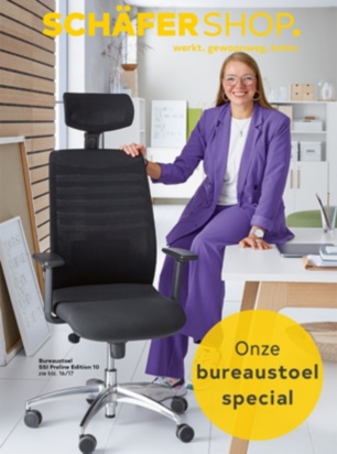 Cover foto van de online catalogus bureaustoelen. Een roodharige dame poseert naast een bureaustoel met hoofdsteun en armleuning.