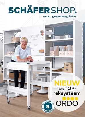 Cover foto van de online catalogus ORDO-rekkensysteem. Een blonde dame met bril leunt op een witte ORDO-werktafel op wieltjes. In de achtergrond zie je witte ORDO rekken, afgewerkt met zijpanelen en magnetische achterwandpanelen die als magneetbord gebruikt worden.
