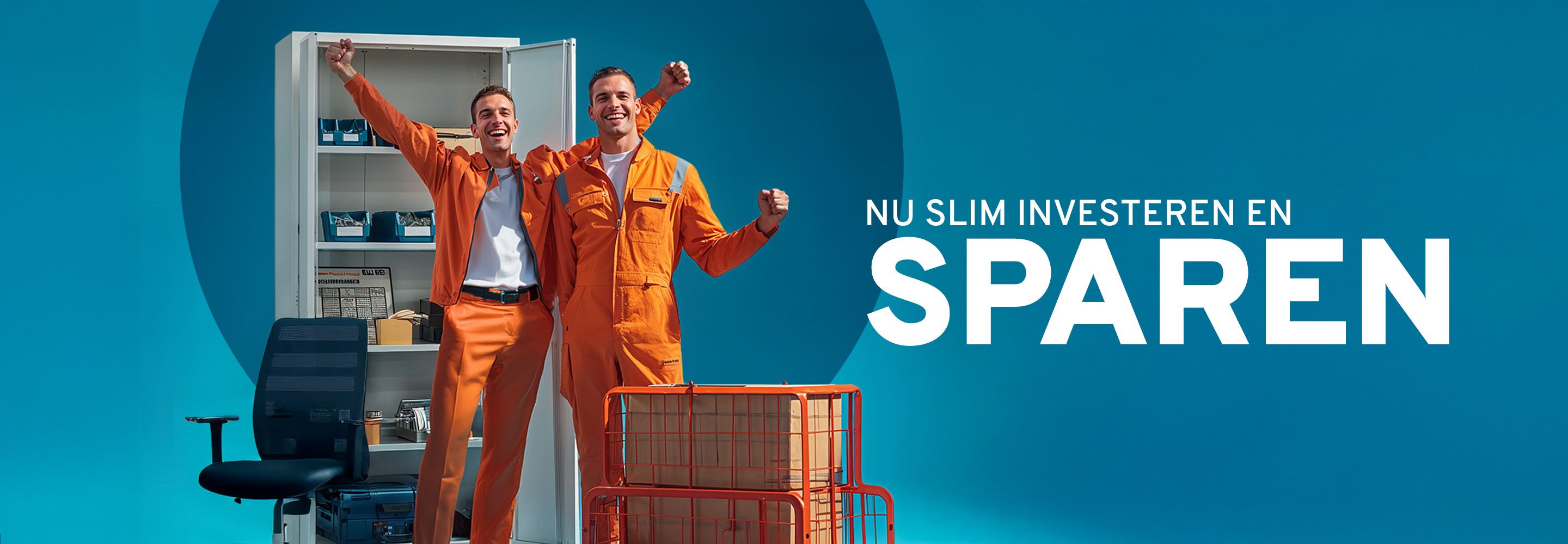 Twee collega's in oranje werkkleding staan voor een open stalen kast met gereedschapskisten en opbergboxen en juichen.