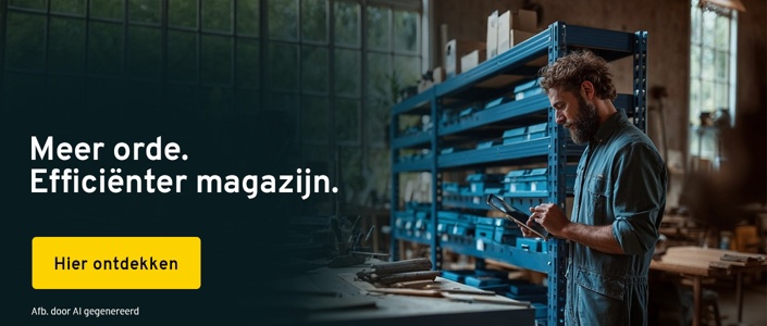 Een man in een ordelijk magazijn kijkt op een tablet. Tekst: Meer orde. Efficiënter magazijn. Hier ontdekken