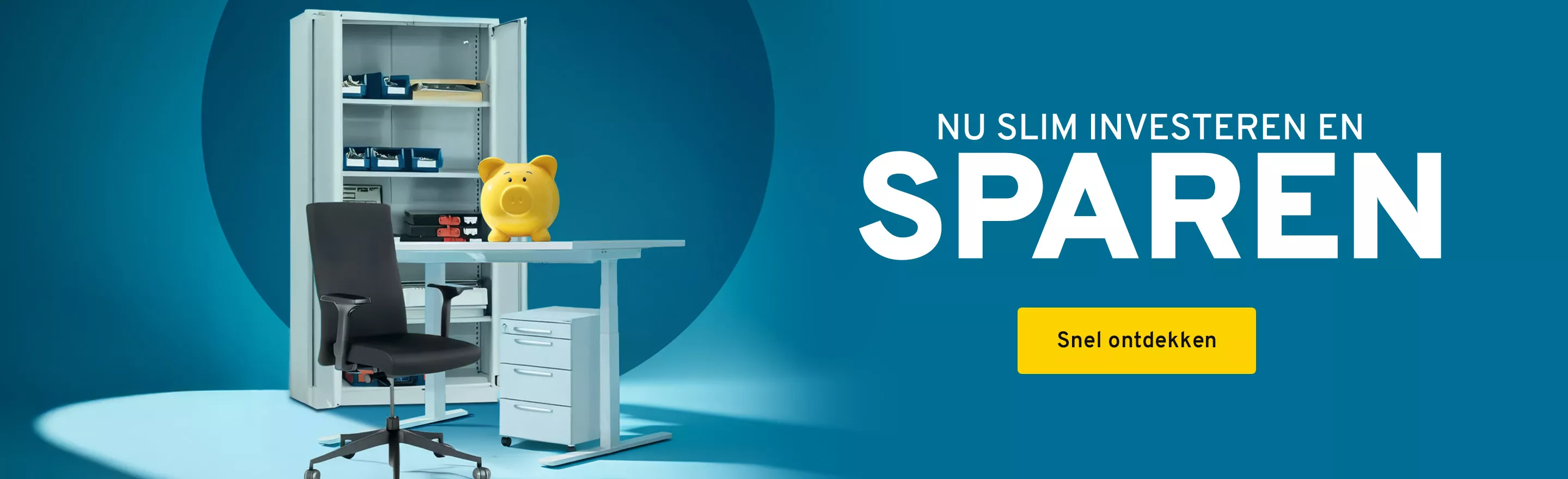 Een kast, een bureaustoel, een ladeblok en een bureautafel met een spaarvarken erop. Tekst: Nu slim investeren en sparen. Snel ontdekken