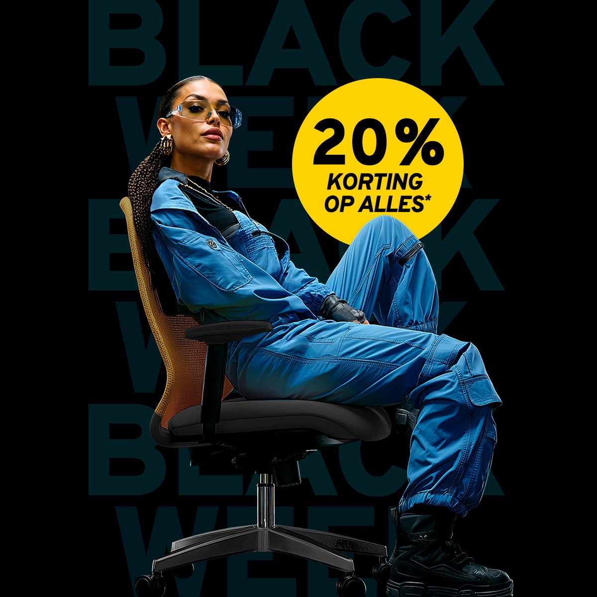 Een dame in overalls op een gele bureaustoel. Text: Black Week 20 procent korting op alles*