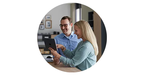 Een man en een vrouw kijken samen naar een tablet.