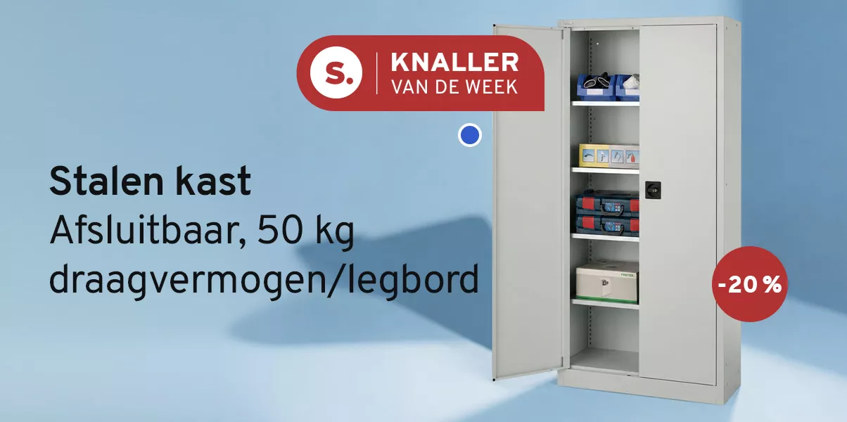 Een afsluitbare lichtgrijze stalen kast waarvan door 1 open deur 4 legborden te zien zijn. Text: Knaller van de week. Stalen kast - 50 kg draagvermogen per legbord, afsluitbaar. -20 procent