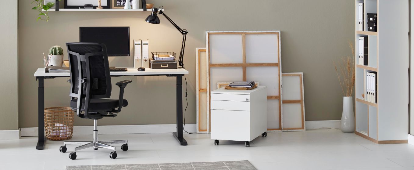 Photo d'un poste de travail de bureau ergonomique avec une chaise de qualité supérieure et un bureau réglable en hauteur.