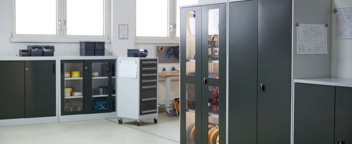 Un hall de production bien équipé avec des machines et des équipements modernes conçus pour accroître l'efficacité et optimiser les processus de production.