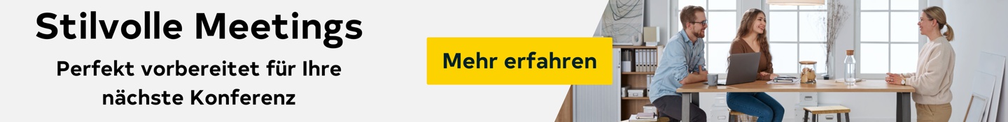Personen sitzen interessiert an einem Besprechungstisch in einem Meeting