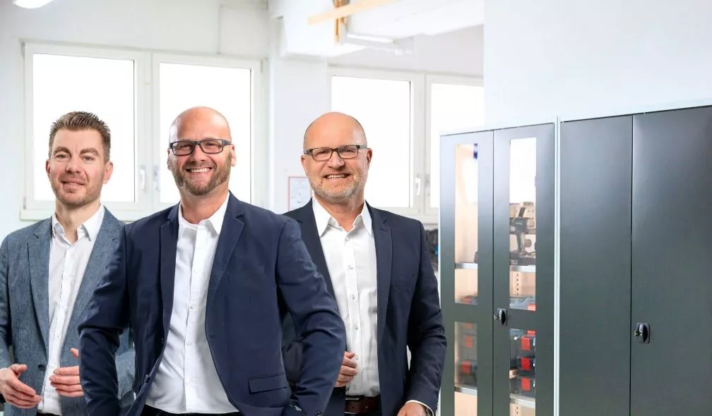 Aussendienstteam von Schäfer Shop vor dem Firmengebäude