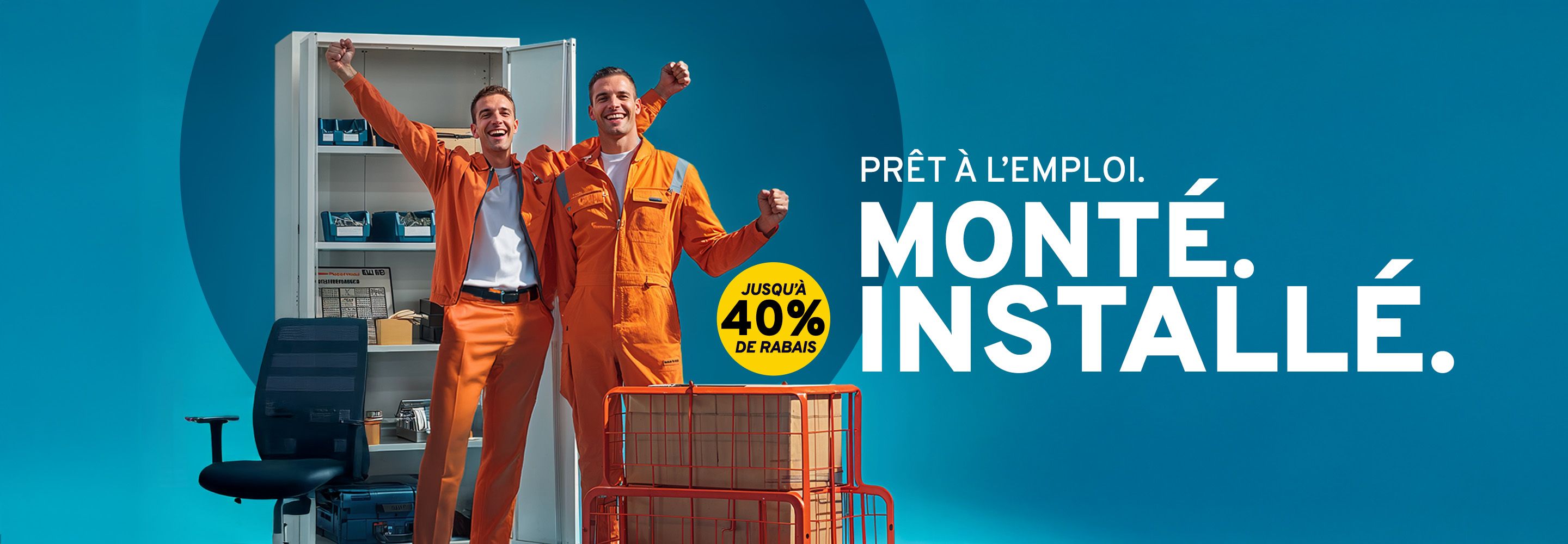 Deux collègues en vêtements de travail orange devant une armoire en acier ouverte avec outils et bacs de stockage, célébrant