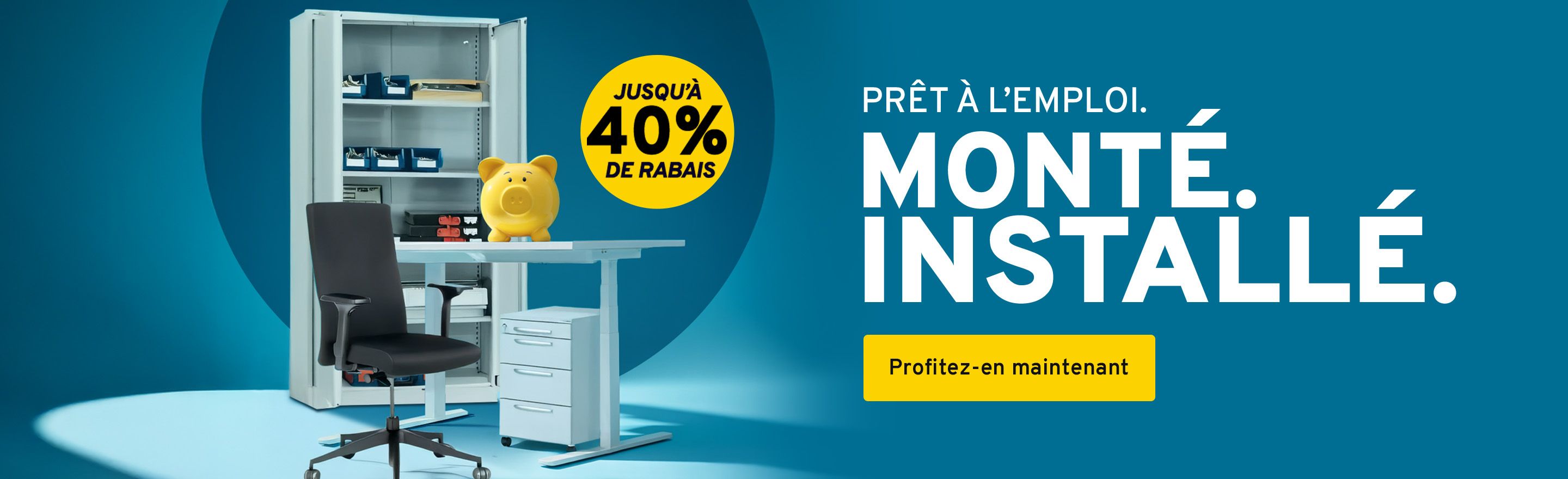 Annonce publicitaire avec mobilier de bureau : un bureau, une chaise de bureau, une armoire et un cochon tirelire jaune. Investissez intelligemment et économisez doublement – jusqu’à 40% de rabais. Découvrez les offres maintenant.