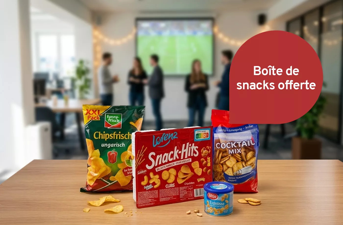 Snackpaket mit Chips, Crackern, Nüssen und Cocktail-Mix auf einem Tisch vor unscharfem Eventhintergrund.
