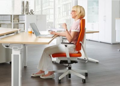 Bürostuhl mit orangenem Bezug und weißem Gestell