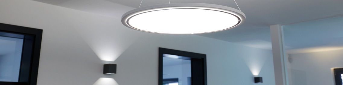 Wandleuchten und Deckenleuchten im Büro