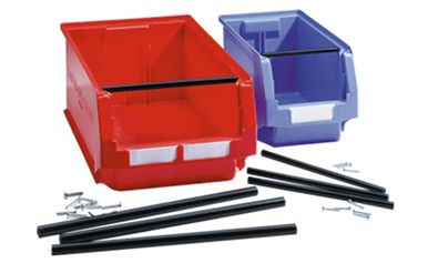 Open magazijnbakjes met hun accessoires