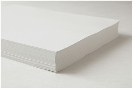 Blok kopieerpapier die uit de verpakking is gehaald